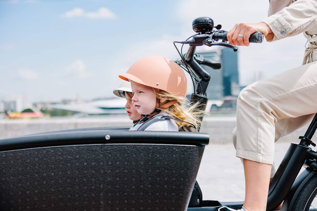 Frau mit zwei Kindern fährt Urban Arrow Lastenrad Detailaufnahme