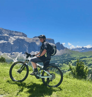 Mann auf Mountainbike vor Bergpanorama