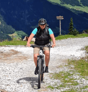 Frau fährt mit Mountainbike in Berglandschaft