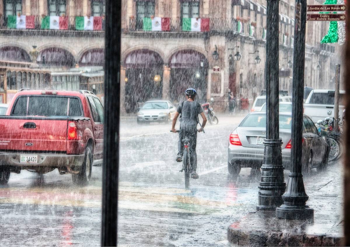 Mann auf dem Fahrrad bei Regen