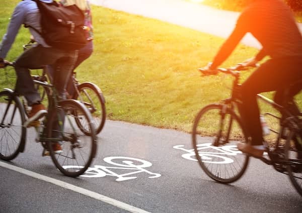 Drei Radfahrer Fahren Auf Radweg mit Betriebsfahrrad