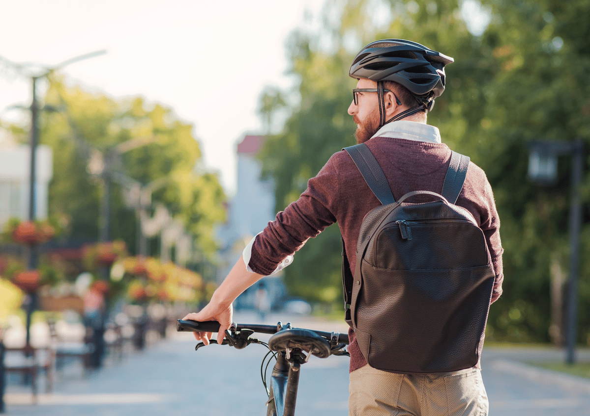 Mann Mit Fahrrad Und Fahrradhelm