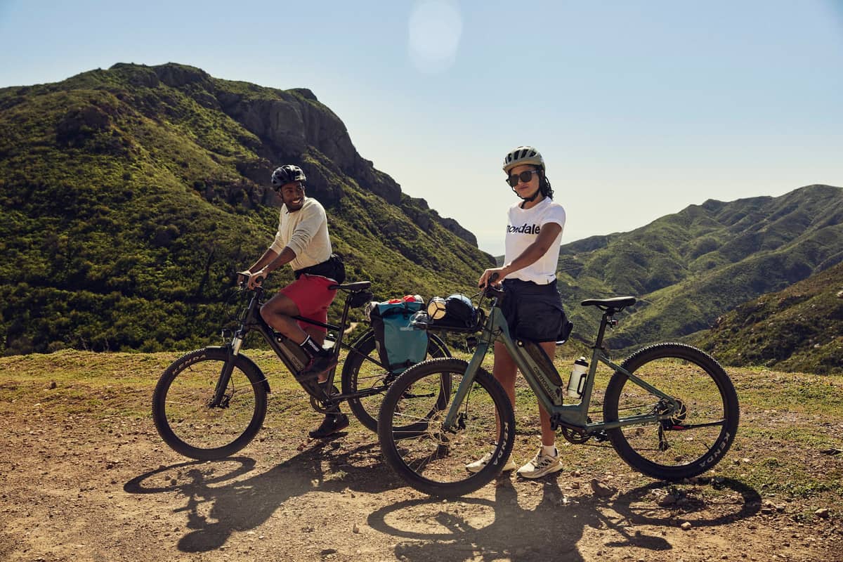 Mann Und Frau Mit E Bikes Auf Einem Berg