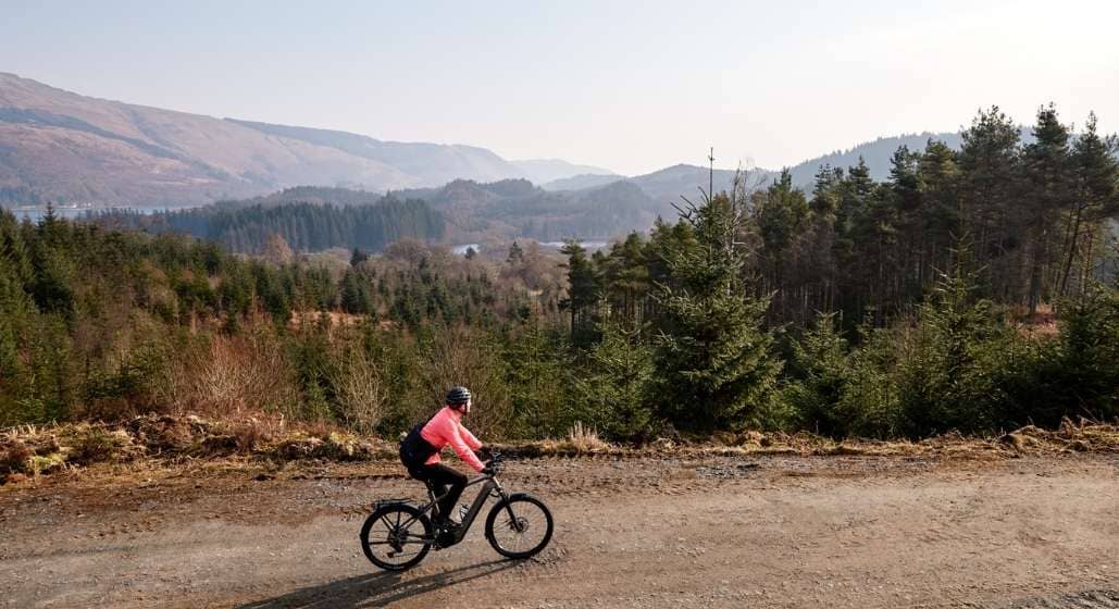 Radfahrer auf Mountainbike in herbstlicher Berglandschaft
