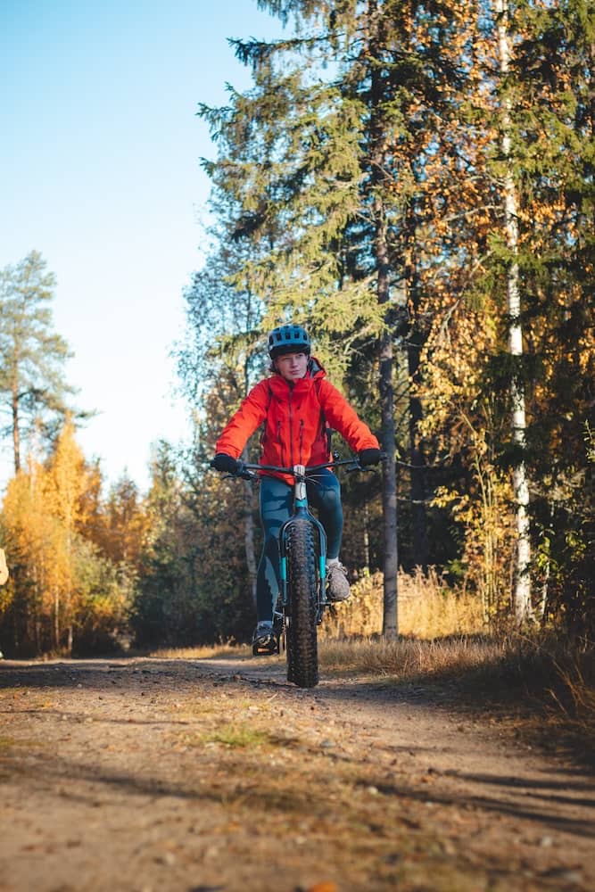 Mann mit Mountainbike im herbstlichen Wald