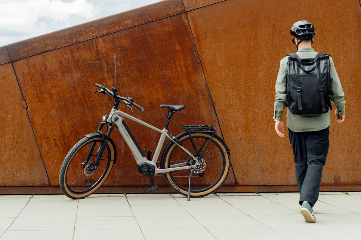 Lease a Bike E-Bike-Leasing Kalkhoff Radfahrer Gehend