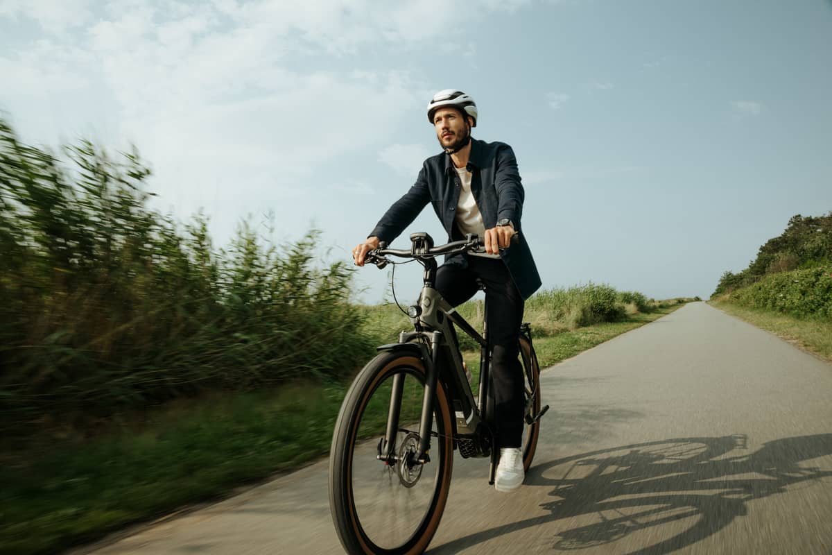 Lease A Bike Mann fährt Rad in Natur