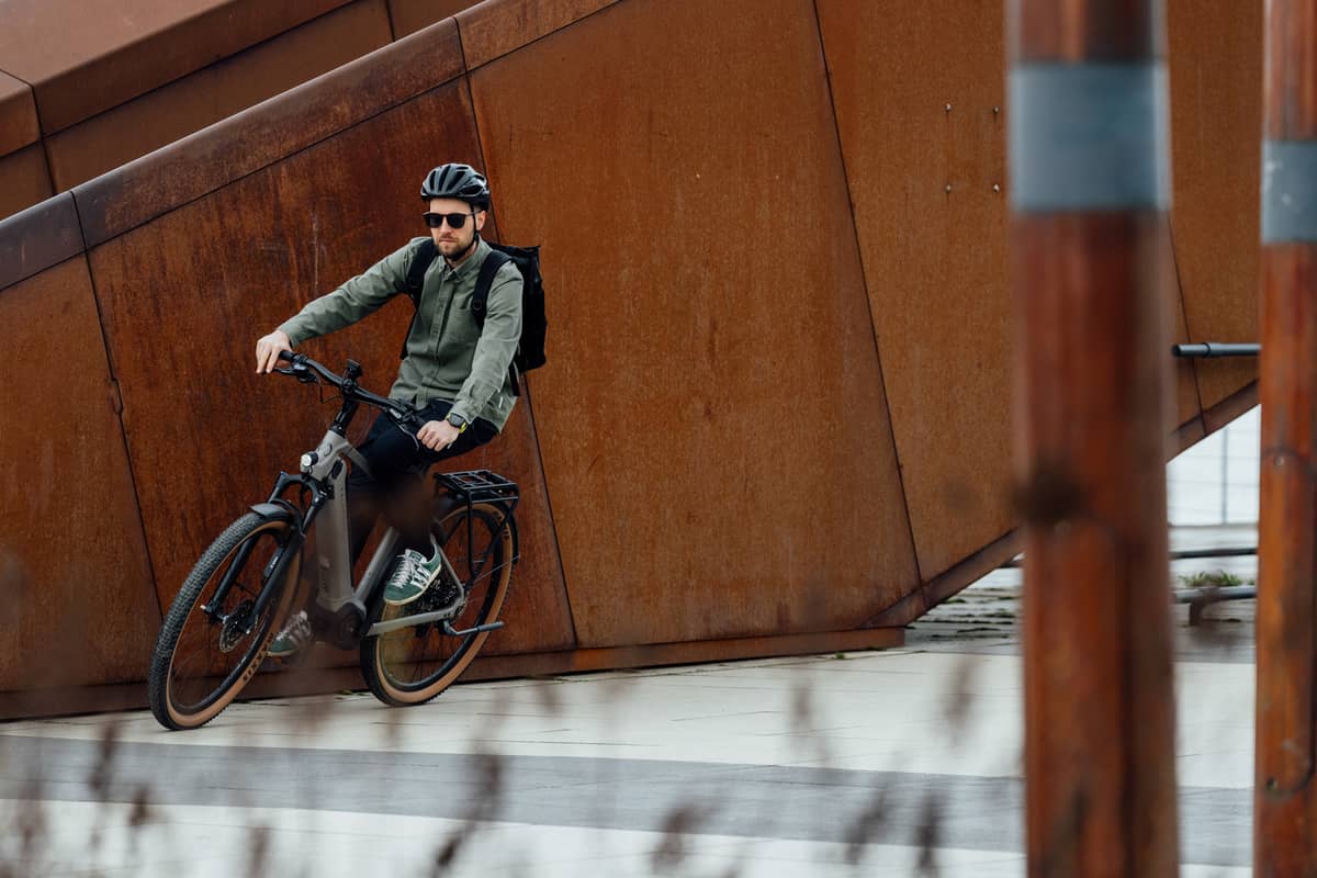 E Bike und Fahrradleasing Mann auf Kalkhoff Fahrrad